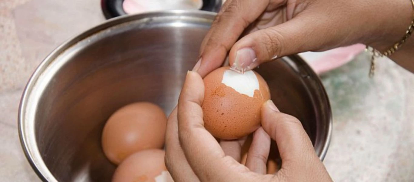 Έτσι θα ξεφλουδίσετε ένα αβγό μέσα σε δευτερόλεπτα (βίντεο)